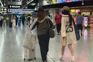 杨幂低调现身香港引猜测：为谢霆锋演唱会还是见女儿小糯米？