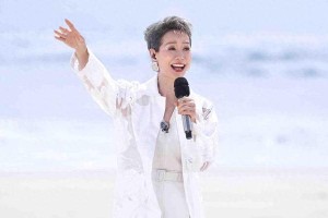 《浪姐6》叶童跪拜事件引热议，综艺真实性与尊重边界探讨