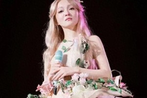 张韶涵肉丝造型引爆时尚圈：40岁女星的逆袭战