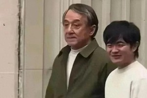 71岁成龙近况：白发转型文艺片，25亿身家捐一半