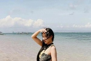 程潇海边写真曝光！性感泳衣展现火辣身材