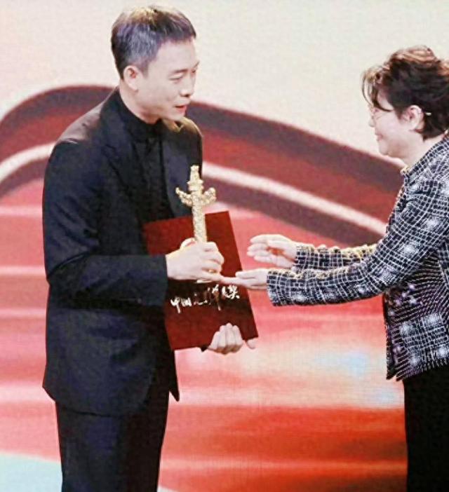 张译在华表奖领奖