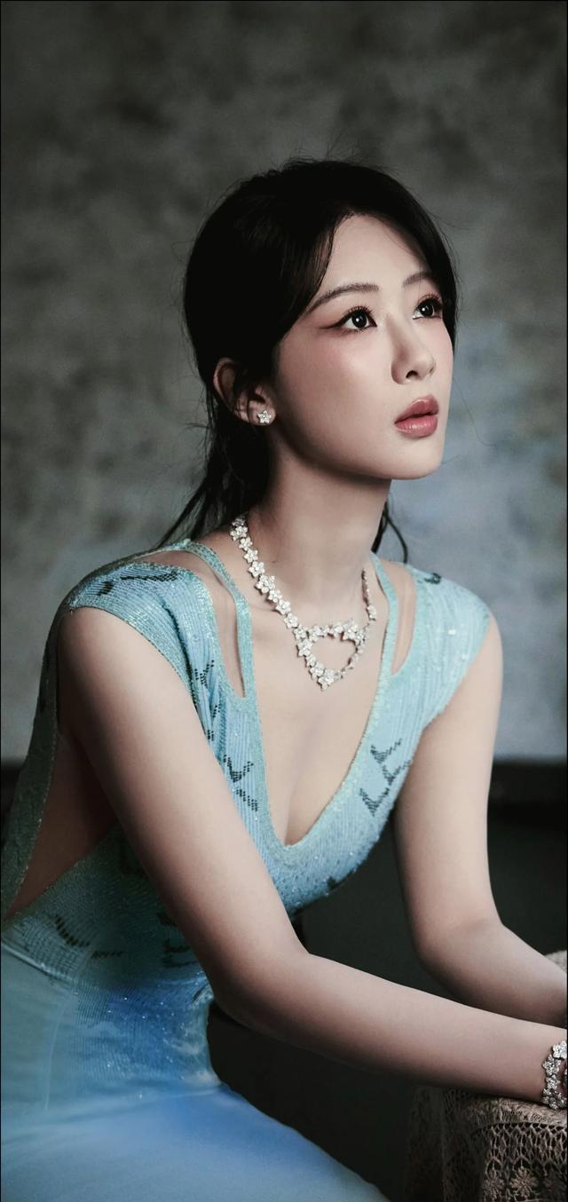 杨紫蓝裙侧面照