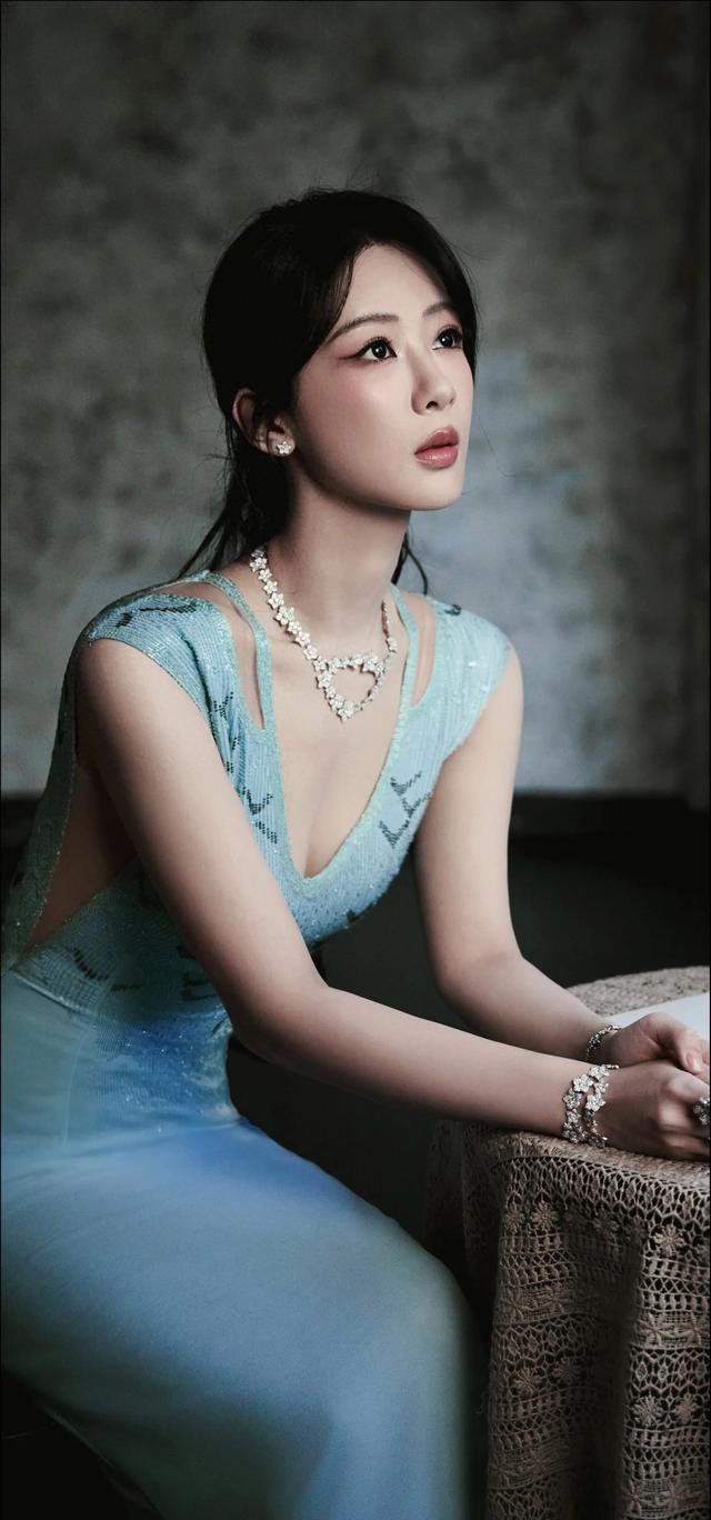 杨紫V领蓝裙高清壁纸