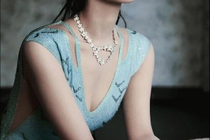 杨紫V领蓝裙高清壁纸：性感身材曲线美图