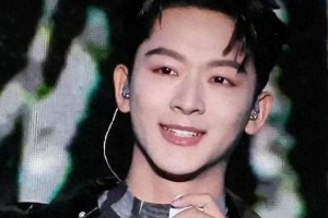 张晚意音乐节首秀落泪，全开麦演唱感动全场