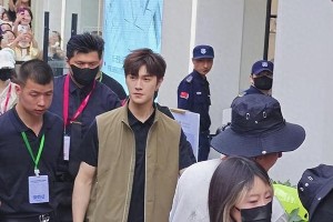 李昀锐武昌品牌活动人气火爆，粉丝热情应援
