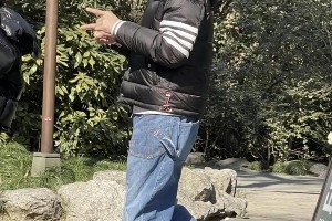 向佐上海街头男扮女装引争议，保安驱赶事件全记录