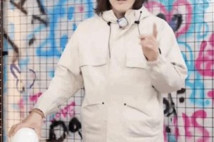 向佐直播情绪失控，因母亲狄波拉遭网络暴力